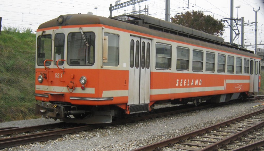 Der BTI Triebwagen Be 4/4 523, mit der Anschrift  Seeland , steht abgestellt neben dem unterirdischen BTI Bahnhof von Biel/Bienne. Dieser Triebwagen wird nur noch fr Kieszge genutzt, 01.11.2011.