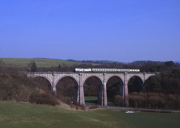 Der Buhlener Viadukt auf der Strecke Korbach - Bad Wildungen am 11. Mrz 1994 mit 216 186.
