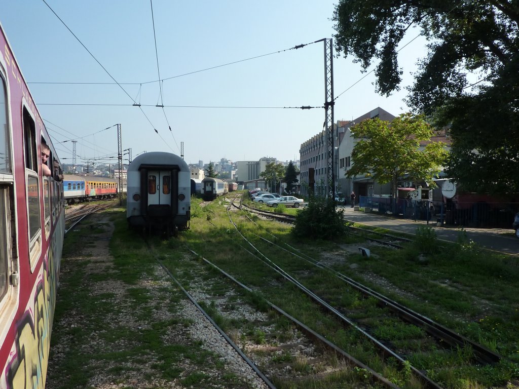 Der bulgarische Schlafwagen auf dem Weg von Wien nach Sofia wird in einer Abstellanlage des Belgrader Hbf am 6.8.2011 hin und her rangiert. Alle Wagen der serbischen Bahn sind extrem heruntergekommen und haben irgendwie auch alle eine andere Lackierung. Die einzigen halbwegs modernen Wagen die sich gelegentlich nach belgrad verirren kommen von der �BB und der SBB.