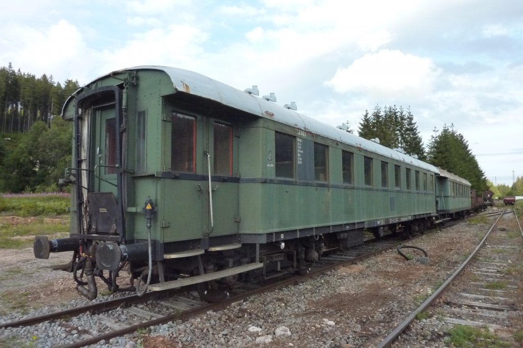 Der C4i-30  73 233 Tri  ist ein Eilzugwagen der genieteten Bauart. Am 29.07.12 wurde er im Bahnhof Seebrugg gesichtet.