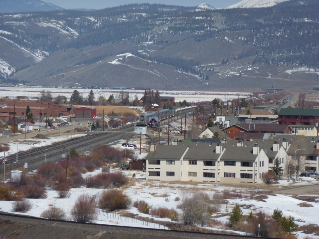 Der California Zephyr fhrt einmal am Tag von Chicago nach Emeryville/San Francisco. Am 21.3.2010 steht der Zug in Fraser und wird in krze weiter nach Californien fahren.