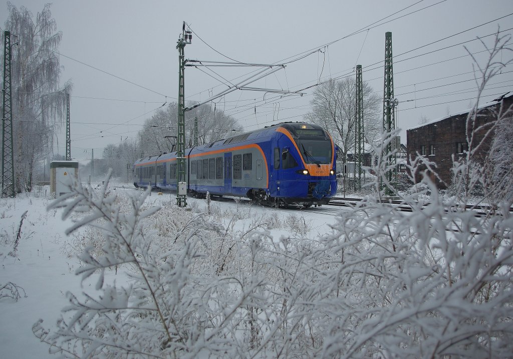 Der Cantus Flirt bei seiner Einfahrt in Richtung Eschwege Stadt sorgte am 21.12.2010 fr etwas Farbe im winterlichen wei. Aufgenommen am B Eltmannshausen/Oberhone.