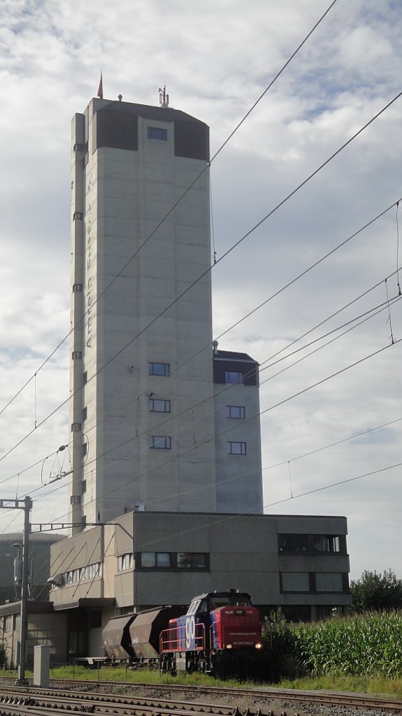 Der Cargo-Kunde  Amrein Futter  in Sempach Station erhlt am 11.08.11 Besuch von der Am 843 053-0, die 2 Tgpps abholt. Es war in der ganzen Woche die einzige Abfuhr aus Sempach-Neuenkirch.