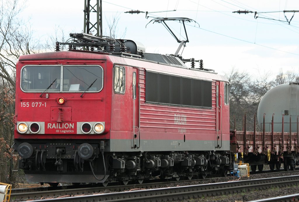 Der Cargo Trabbi 155 077-1 zieht einen gemischten Gz durch Duisburg Neudorf am 20.03.2010