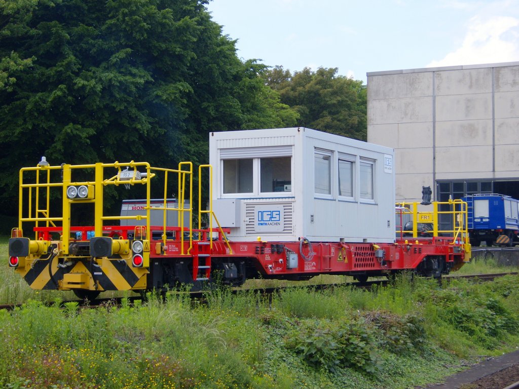 Der CargoMover ist ein Prototyp, er ist ein Automatisches Fahrzeug zum flexiblen Transport von Containern. Am 14.06.2010 in Aachen West auf dem RWTH Gelnde von Bahnsteig aus Fotographiert.