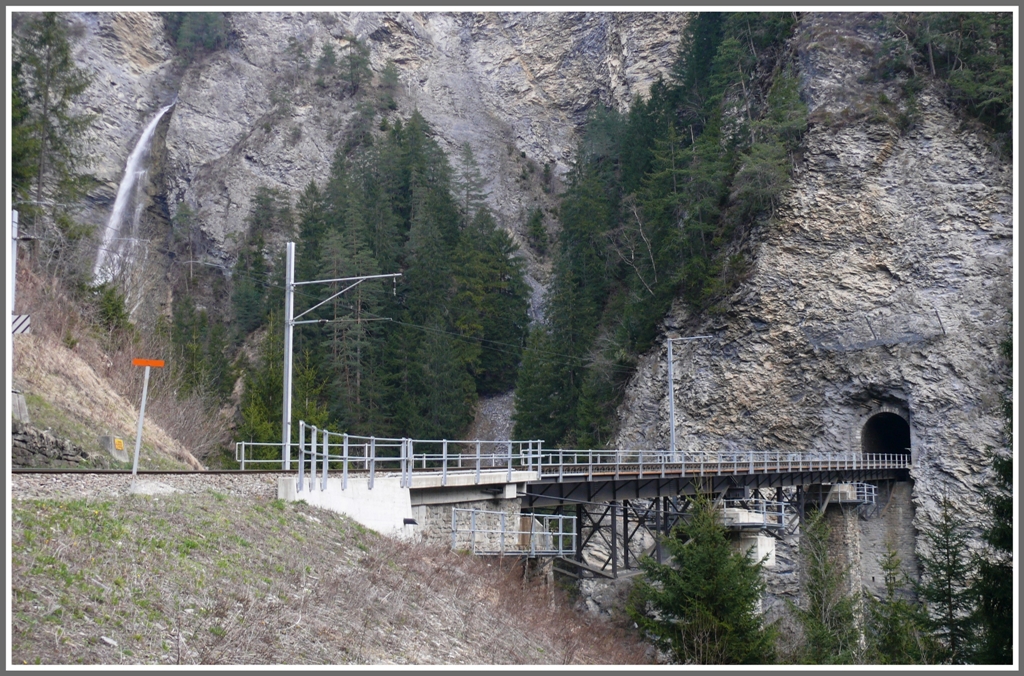 Der Castielertobelviadukt war ursprnglich eine Steinbogenbrcke wie der Landwasserviadukt. Durch Hangrutschungen und stndige Verformungen wurde 1942 die Brckenkonstruktion mit Stahltrgern und unterhngendem Fischbauch gewhlt. So kann die Brcke besser an die Verschiebungen angepasst werden. (11.04.2010)