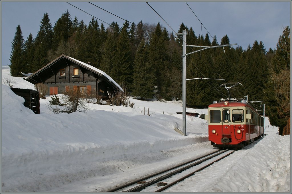 Der CEV BDe 2/4 N° 73 mit Bt 222 auf der Talfahrt kurz vor Lally.
31.Januar 2013 