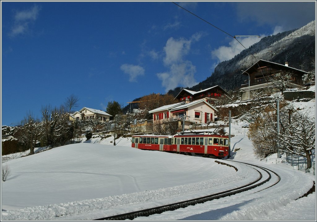 Der CEV BDeh 2/4 N° 73 mit Bt 222 erreicht in Kürze Blonay.
8. II. 13