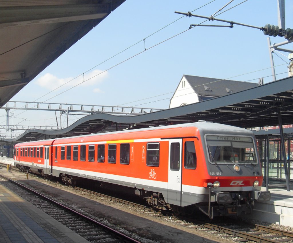 Der CFL Triebzug 628/928 506 wartet als Regionalexpress nach Trier im Luxemburger Hauptbahnhof.