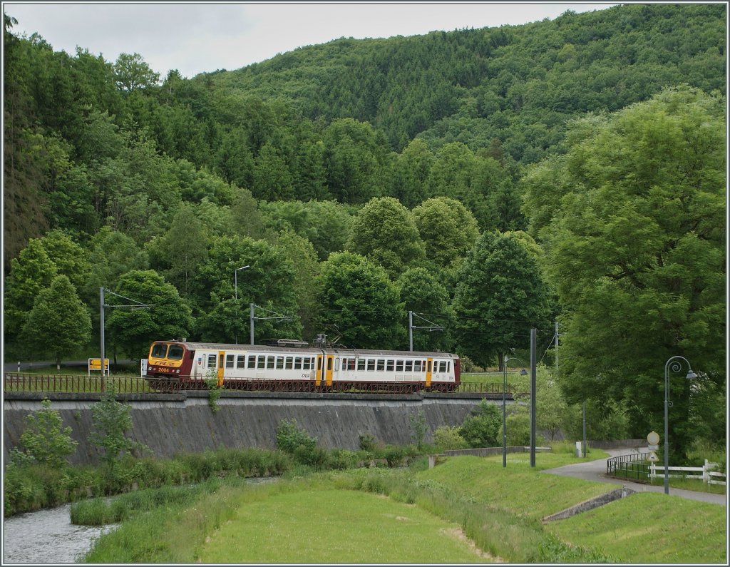 Der CFL  Z2  2004 hat Kautenbch verlassen und fhrt nun Richtung Wiltz.
15. Juni 2013