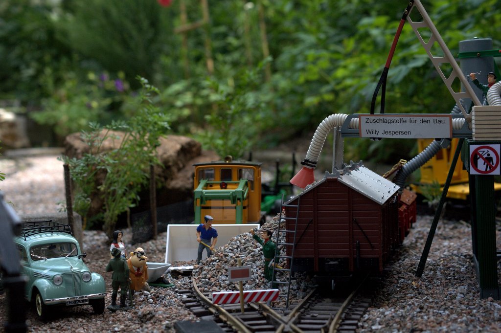 Der Chef Willy Jespersen ist zu recht sauer, entweder hat der Lademeister  gepennt  oder die Technik hat versagt. Die SCHMA ist schon mit einem Schiebeschild  ausgerstet und das Aufrumen kann beginnen. 09.06.2012  gegen 12:00 Uhr