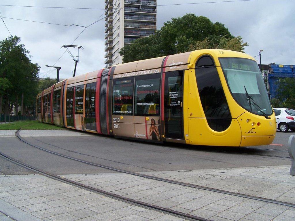 Der Citadis 2018 mit Vollwerbung vor dem Bahnhof Mulhouse am 30/08/10.