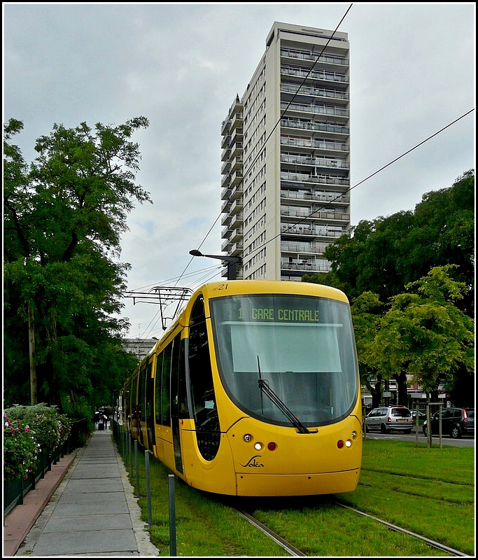 Der Citadis 2021 aufgenommen am 19.06.2010 in der Rue du 17 Novembre in Mulhouse. (Jeanny)