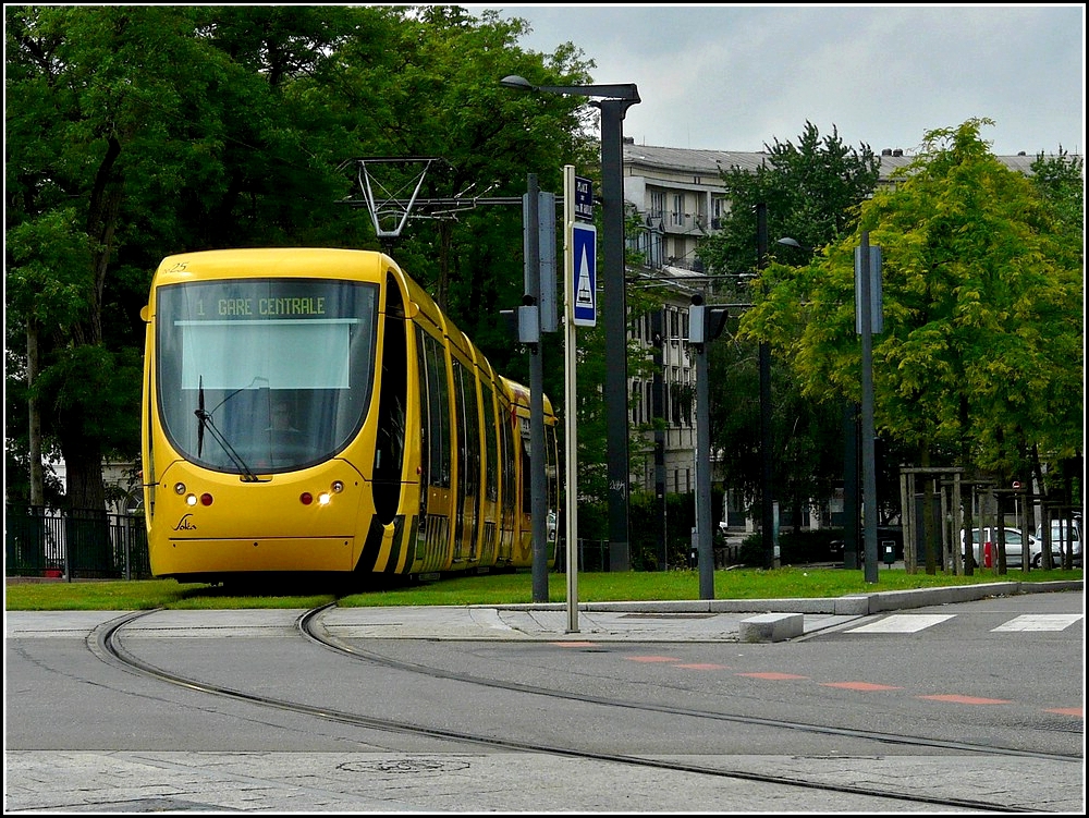 Der Citadis 2025 nhert sich am 19.06.2010 der Haltestelle Gare Centrale in Mulhouse. (Jeanny)