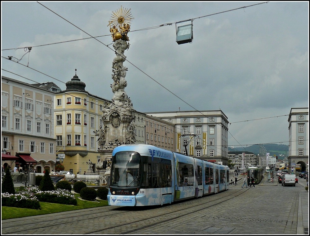 Der Cityrunner N� 030 fotografiert am Hauptplatz vor der Kulisse des Wahrzeichens der Stadt Linz, der Dreifaltigkeitss�ule. 14.09.2010 (Hans) 