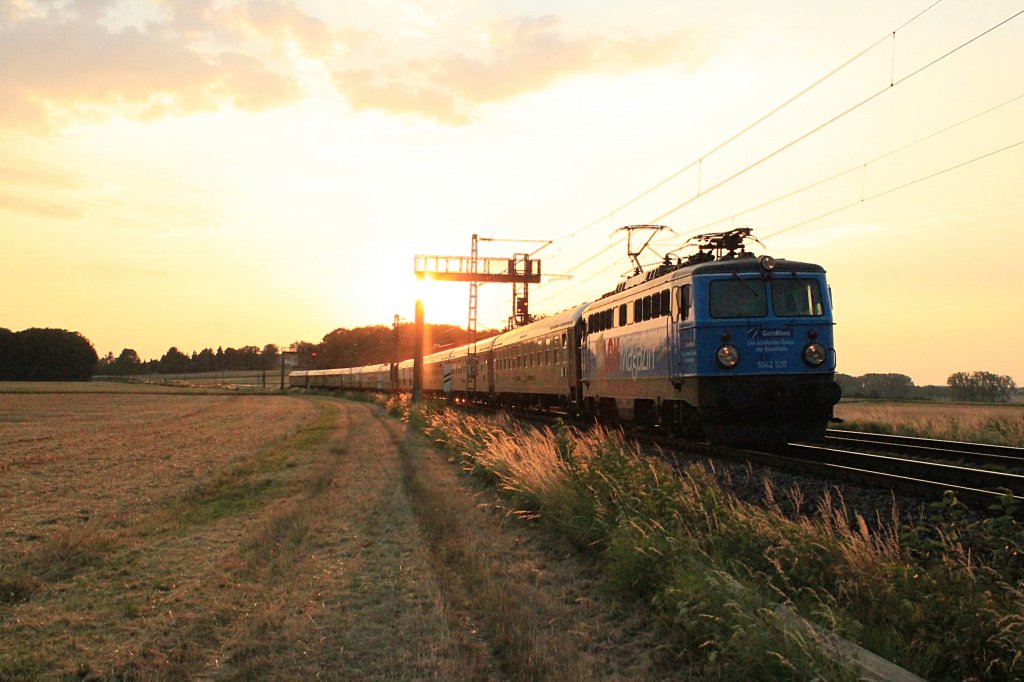 Der Classic Courier mit Zuglok 1042 520 ist nach langer Fahrt bald am Ziel in Mnchen. Hier im letzten Abendlicht kurz hinter Gaimersheim am 18.07.2013.