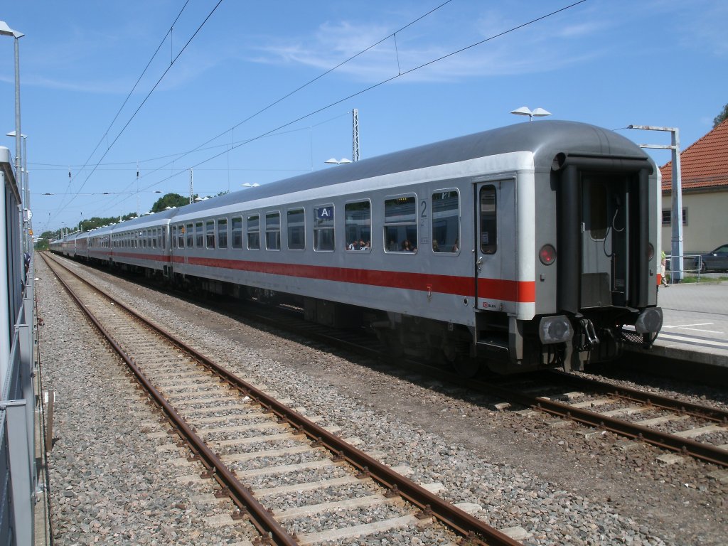 Der CNL 1259 aus Zrich brachte,am 09.Juli 2011,drei Bimz-Wagen als Kurswagen aus Erfurt,nach Binz.