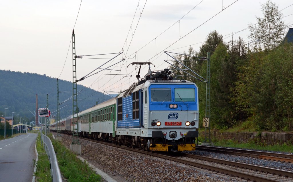 Der CNL 456 war am Abend des 02.07.13 mit Jozin alias 371 002 bespannt. Hier durchfhrt Jozin mit dem Nachtzug Knigstein Richtung Dresden und wird ihn nach Absetzung der Kurswagen in Dresden weiter nach Berlin bringen. 