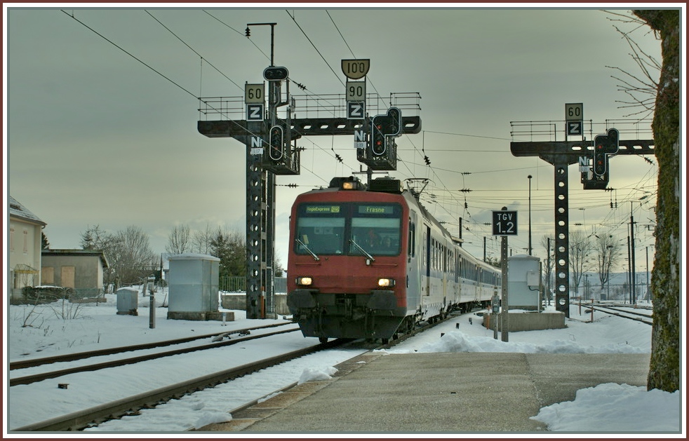 Der  Colibri TGV Anschlusszug  RE 96906 erreicht am 2. April 2010 Frasne, wo Anschluss an den TGV nach Paris besteht. 
