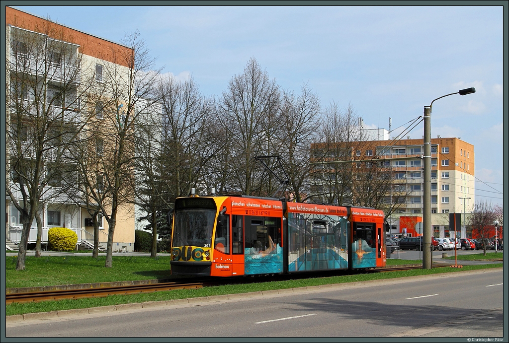 Der Combino Duo 201 der Verkehrsbetriebe Nordhausen kurz vor der Endhaltestelle Krankenhaus in Nordhausen. (26.4.2013)