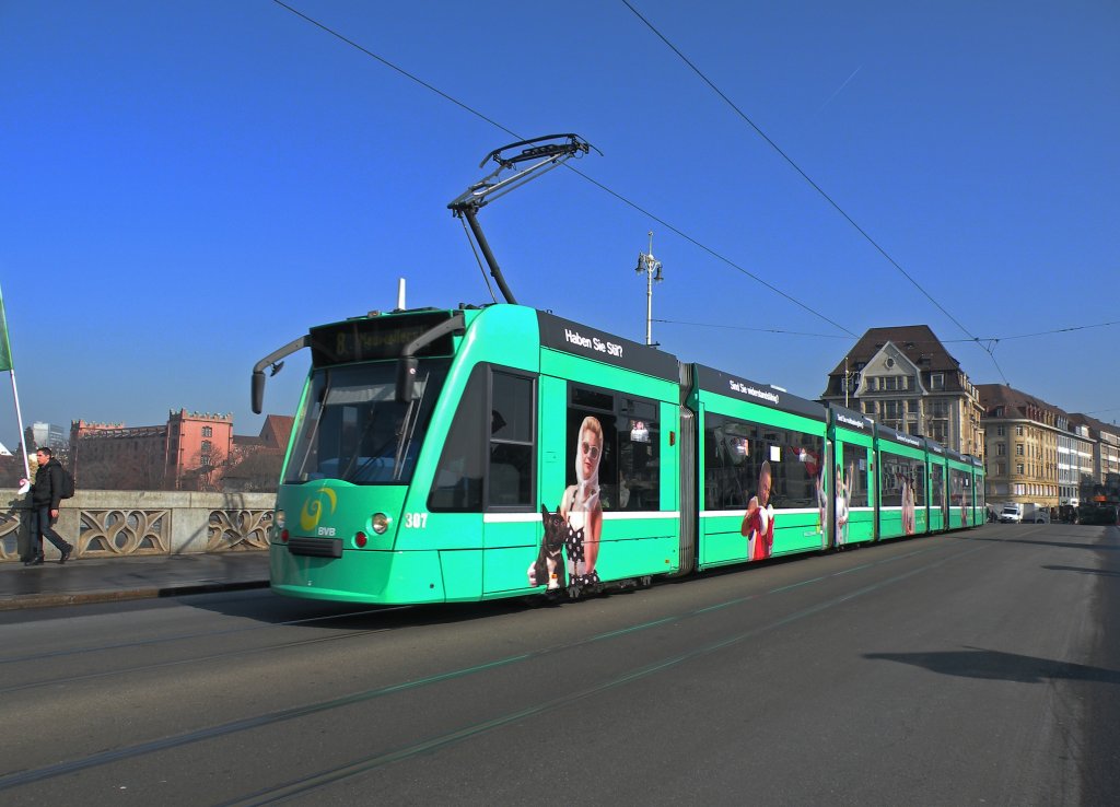 Der Combino mit der Betriebsnummer 307 trgt auf beiden Seiten verschiedene Bilder von Frauen. Oben im Reklameband werden verschiedene Fragen gestellt, wie z.B. Haben Sie Stil? oder Sind Sie widerstandsfhig? etc. Die Aufnahme stammt vom 04.03.2013.