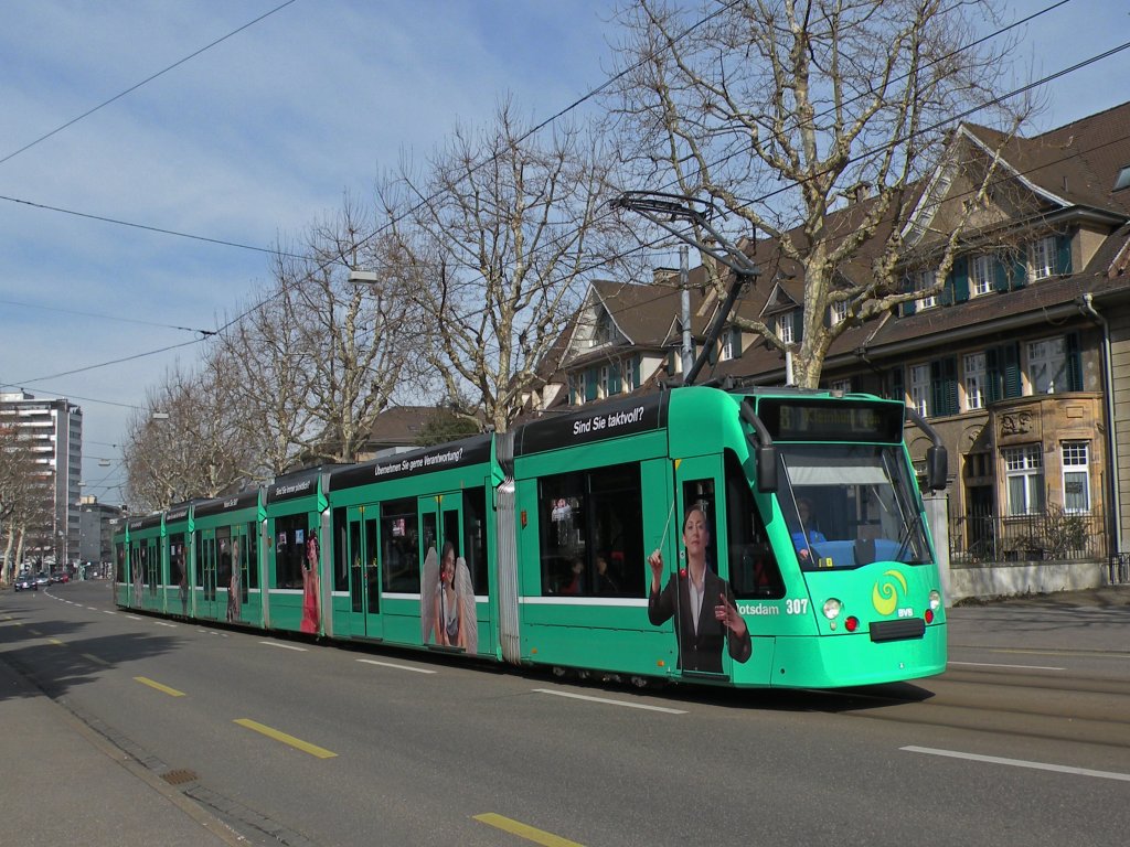 Der Combino mit der Betriebsnummer 307 trgt auf beiden Seiten verschiedene Bilder von Frauen. Oben im Reklameband werden verschiedene Fragen gestellt, wie z.B. Haben Sie Stil? oder Sind Sie widerstandsfhig? etc. Die Aufnahme stammt vom 06.03.2013.
