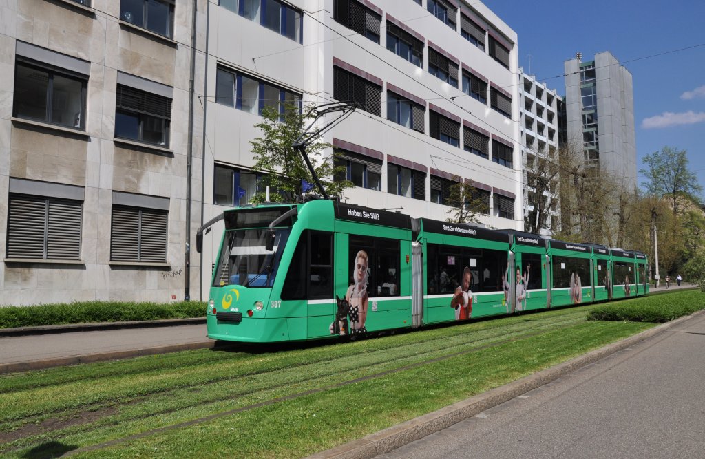 Der Combino mit der Betriebsnummer 307 trgt auf beiden Seiten verschiedene Bilder von Frauen. Oben im Reklameband werden verschiedene Fragen gestellt, wie z.B. Haben Sie Stil? oder Sind Sie widerstandsfhig? etc. Hier fhrt der Wagen zur Haltestelle Gewerbeschule auf der Linie 6. Die Aufnahme stammt vom 25.04.2013.