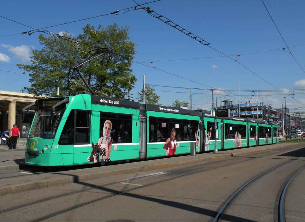Der Combino mit der Betriebsnummer 307 trgt auf beiden Seiten verschiedene Bilder von Frauen. Oben im Reklameband werden verschiedene Fragen gestellt, wie z.B. Haben Sie Stil? oder Sind Sie widerstandsfhig? etc. Hier steht der Wagen an der Haltestelle Badischer Bahnhof auf der Linie 6. Die Aufnahme stammt vom 27.05.2013.