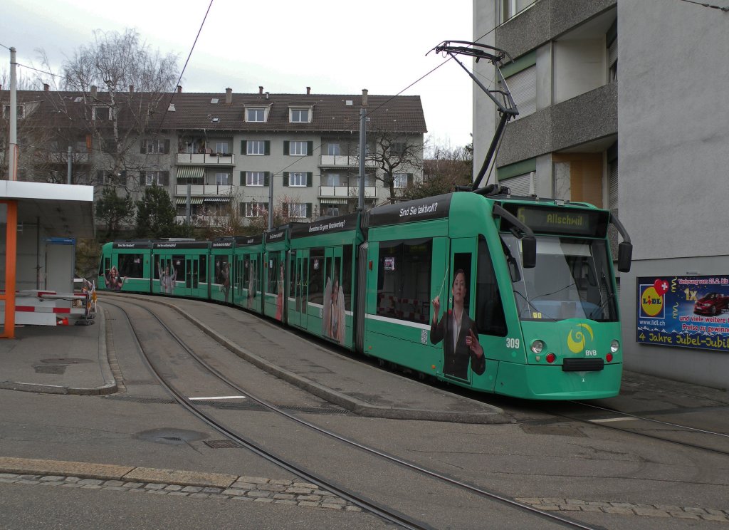 Der Combino mit der Betriebsnummer 309 trgt auf beiden Seiten verschiedene Bilder von Frauen. Oben im Reklameband werden verschiedene Fragen gestellt, wie z.B. Haben Sie Stil? oder Sind Sie widerstandsfhig? etc. Die Aufnahme stammt vom 12.03.2013.