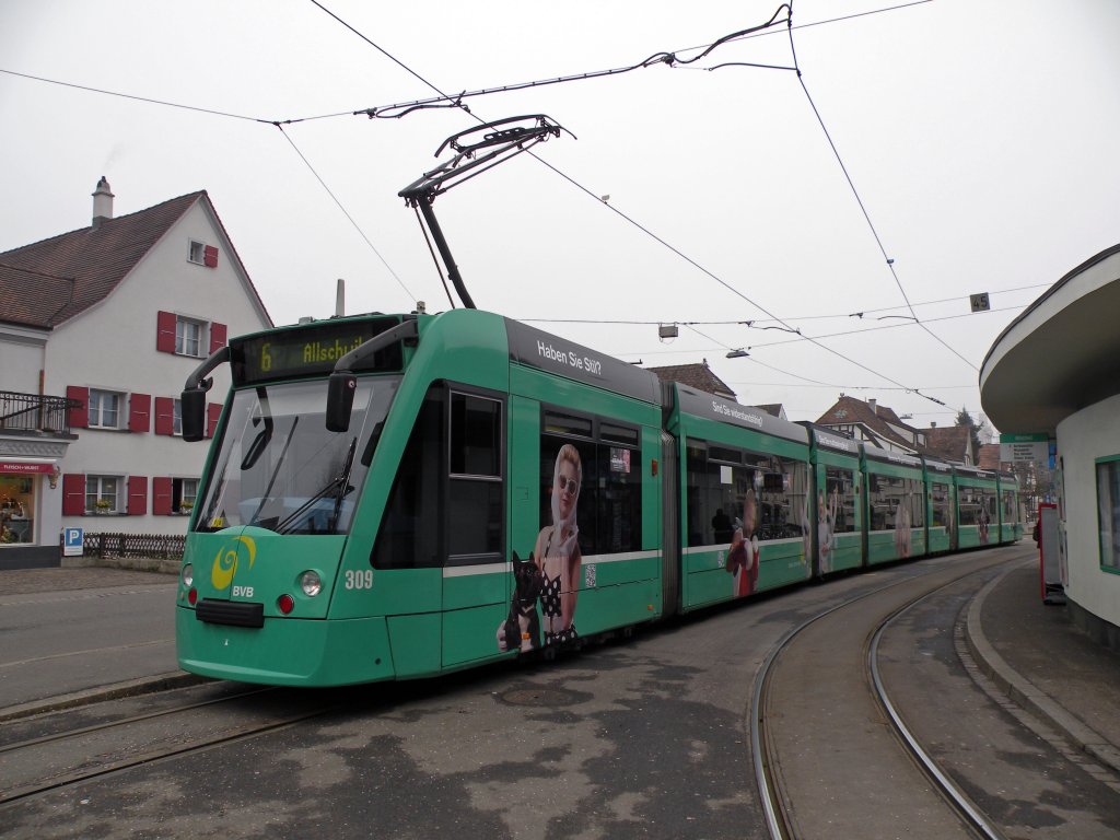 Der Combino mit der Betriebsnummer 309 trgt auf beiden Seiten verschiedene Bilder von Frauen. Oben im Reklameband werden verschiedene Fragen gestellt, wie z.B. Haben Sie Stil? oder Sind Sie widerstandsfhig? etc. Die Aufnahme stammt vom 12.03.2013.
