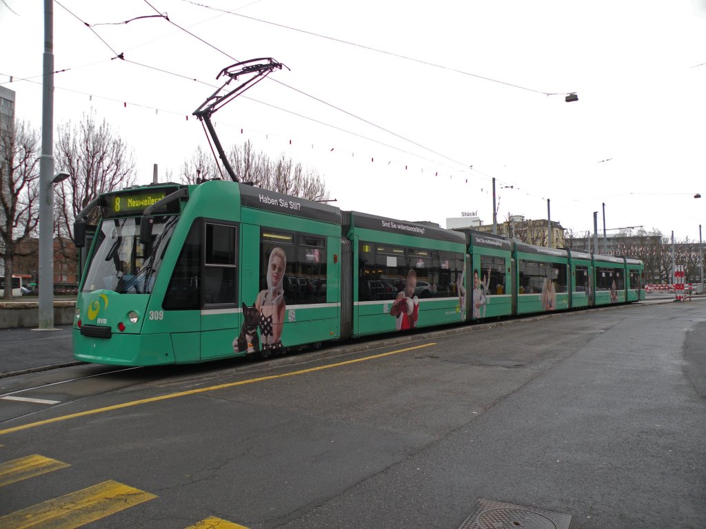 Der Combino mit der Betriebsnummer 309 trgt auf beiden Seiten verschiedene Bilder von Frauen. Oben im Reklameband werden verschiedene Fragen gestellt, wie z.B. Haben Sie Stil? oder Sind Sie widerstandsfhig? etc. Die Aufnahme stammt vom 17.03.2013.