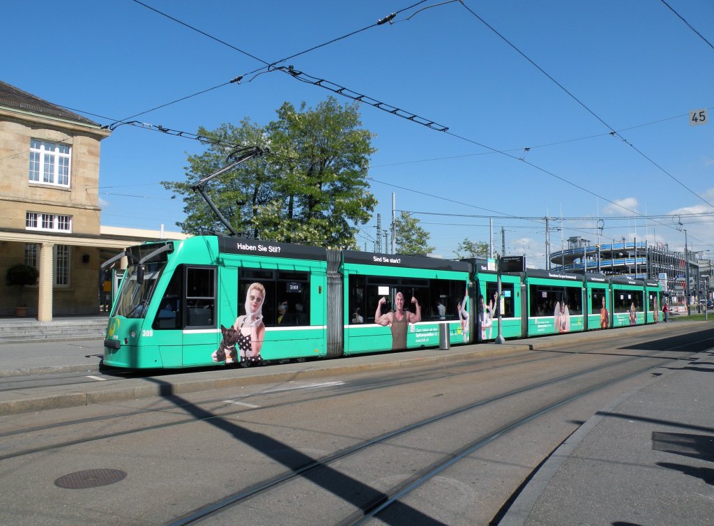 Der Combino mit der Betriebsnummer 309 hat neue, mnnliche Bilder erhalten. Hier steht der Wagen an der Haltestelle Badische Bahnhof auf der Linie 6. Die Aufnahme stammt vom 27.05.2013.