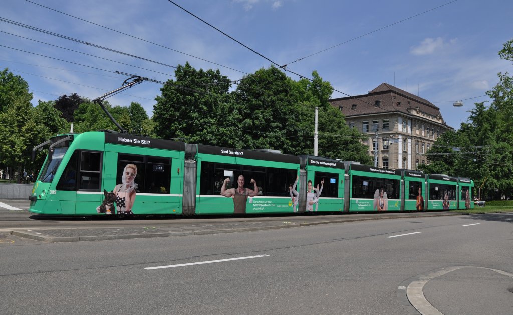 Der Combino mit der Betriebsnummer 309 hat neue, mnnliche Bilder erhalten. Hier steht der Wagen kurz vor der Haltestelle Bahnhof SBB an einer Lichtsignalanlage. Die Aufnahme stammt vom 08.06.2013.
