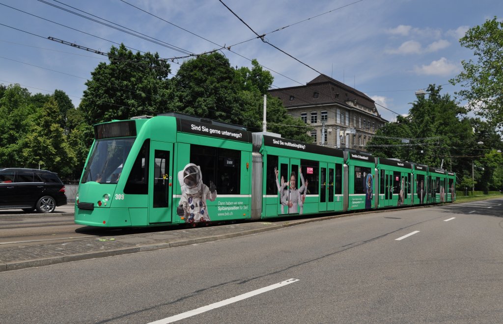Der Combino mit der Betriebsnummer 309 hat neue, mnnliche Bilder erhalten. Hier fhrt der Wagen kurz nach der Haltestelle Bahnhof SBB Richtung Aeschenplatz. Die Aufnahme stammt vom 08.06.2013.
