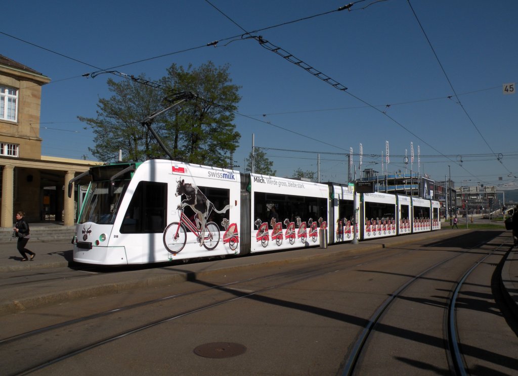 Der Combino mit der Betriebsnummer 318 ist der erste Combino mit einer Vollwerbung. Seit dem 30.04.2013 wirbt der Combino fr Swiss Milk. Hier steht der Wagen an der Haltestelle Badischer Bahnhof auf der Linie 6. Die Aufnahme stammt vom 15.05.2013.