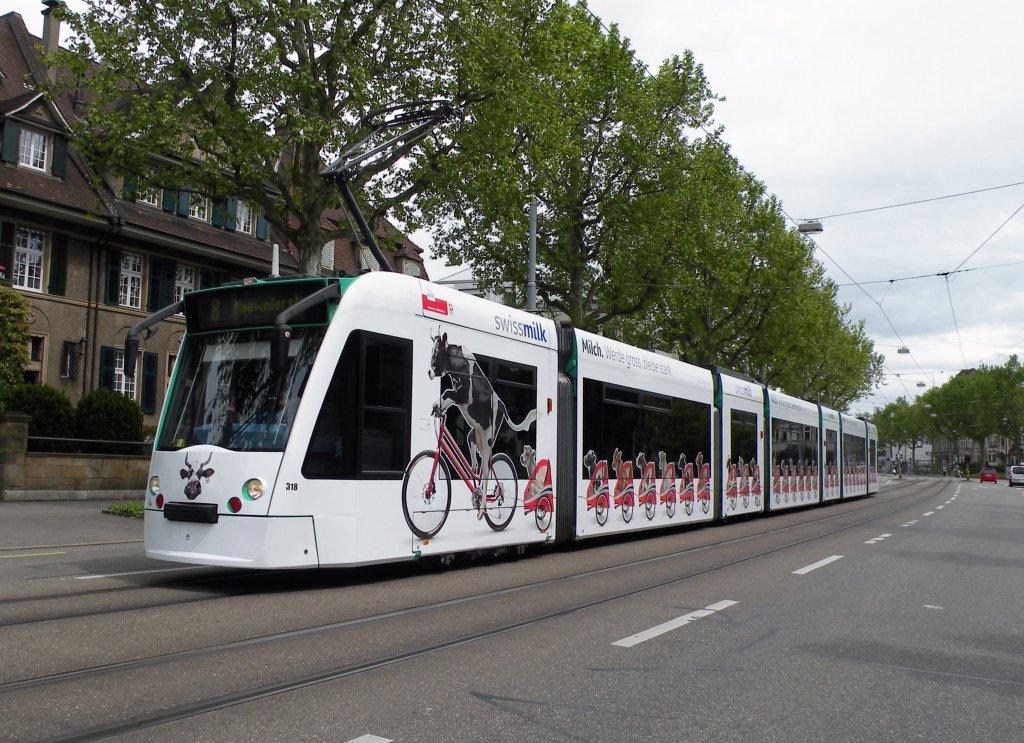 Der Combino mit der Betriebsnummer 318 ist der erste Combino mit einer Vollwerbung. Seit dem 30.04.2013 wirbt der Combino fr Swiss Milk. Hier fhrt der Wagen zur Haltestelle Schtzenhaus auf der Linie 8. Die Aufnahme stammt vom 29.05.2013.