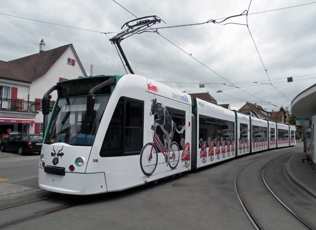 Der Combino mit der Betriebsnummer 318 ist der erste Combino mit einer Vollwerbung. Seit dem 30.04.2013 wirbt der Combino fr Swiss Milk. Hier steht der Wagen an der
Endhaltestelle in Allschwil auf der Linie 6. Die Aufnahme stammt vom 03.06.2013.
