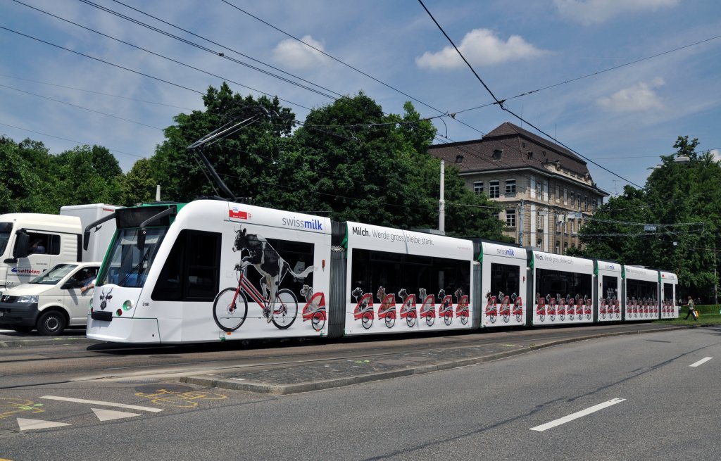 Der Combino mit der Betriebsnummer 318 ist der erste Combino mit einer Vollwerbung. Seit dem 30.04.2013 wirbt der Combino fr Swiss Milk. Hier sehen wir den Wagen bei der Einfahrt zur Haltestelle Bahnhof SBB auf der Linie 8. Die Aufnahme stammt vom 12.06.2013.