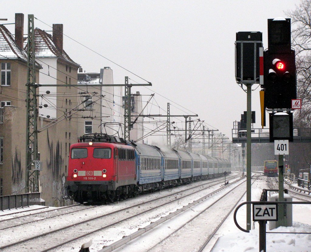 Der D 441 nach Saratov und Kiev bei der Durchfahrt am Savignjplatz am 16.01.