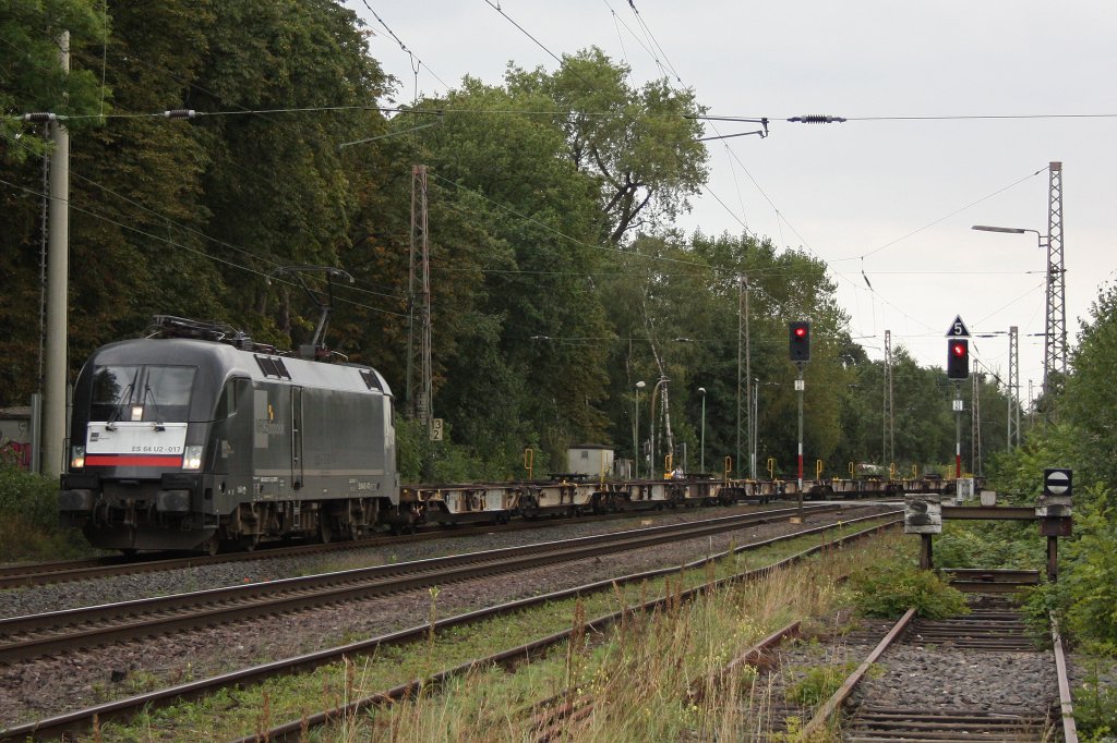 Der damals noch schwarze MRCE/Hectorrail Taurus ES 64 U2-017 am 5.9.12 mit einem leeren KLV von Ehrang nach Helsingborgs Central bei der Durchfahrt durch Ratingen-Lintorf.