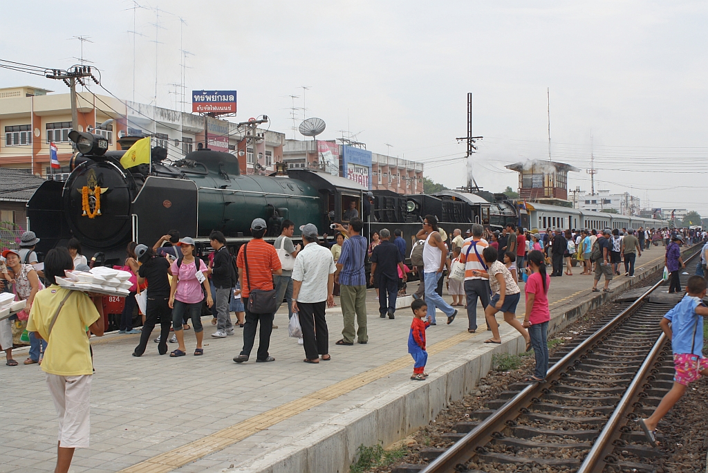 Der Dampfsonderzug 9001 aus Bangkok mit den Lokomotiven 824 und 850 am 06.Dezember 2010 kurz nach der Ankunft im Bf. Nakhon Pathom.