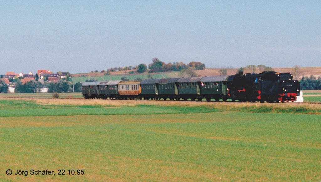 Der Dampfsonderzug des Bayerischen Eisenbahnmuseums am 22.10.95 sdlich von Auhausen. 