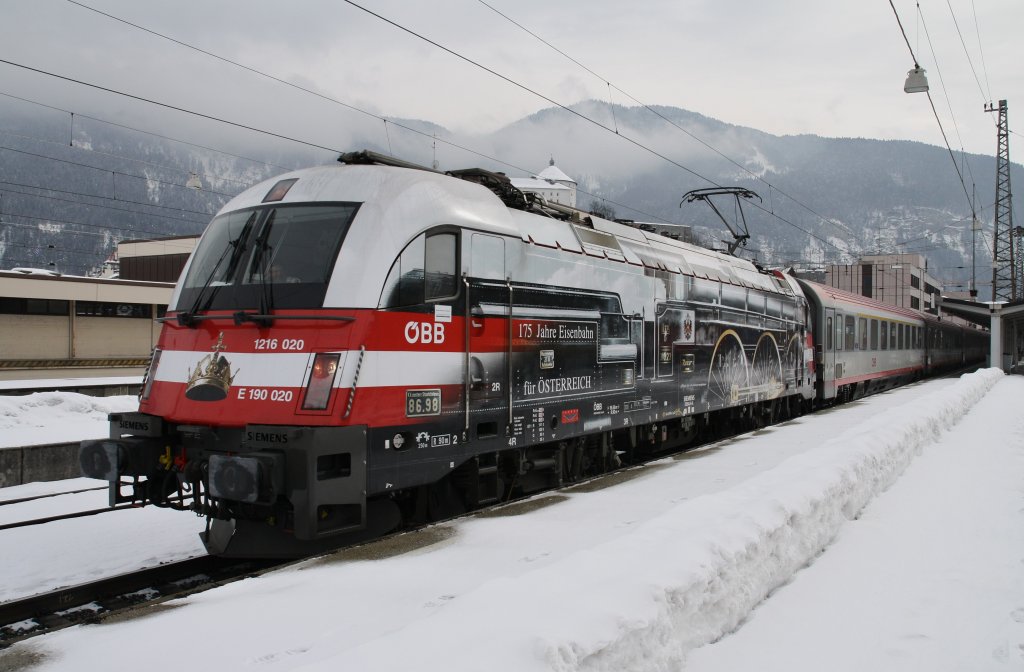 Der Dampftaurus 1216 020-8 der BB bei der Ausfahrt mit EC Verona-Mnchen am 26.2.2013 im Bahnhof Kufstein nach Mnchen.