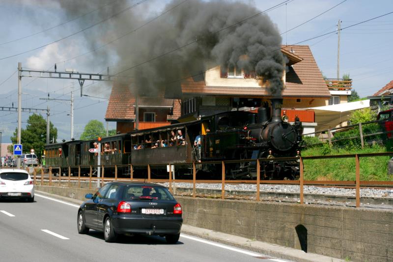 Der Dampfzug der Ballenberg Dampfbahn verlsst Kaiserstuhl in Richtung Brningpass; 22.08.2010