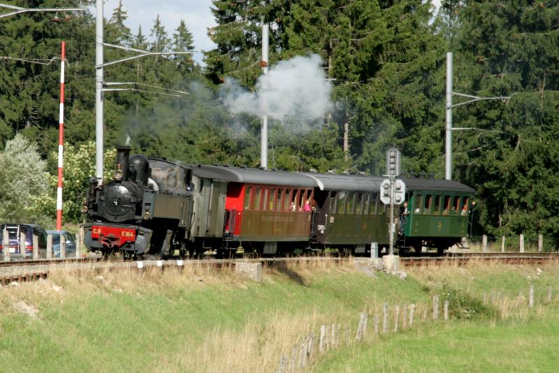 Der Dampfzug, gezogen von C.P. E 164, kommt aus Glovelier und erreicht Pr-Petitjean; 29.08.2010