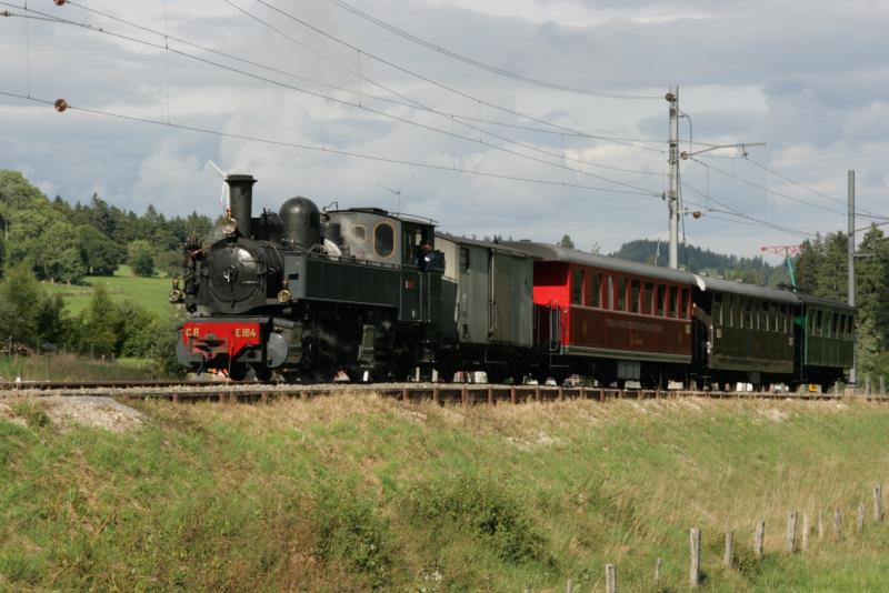 Der Dampfzug, gezogen von C.P. E 164, kommt aus Glovelier und erreicht Pr-Petitjean; 29.08.2010