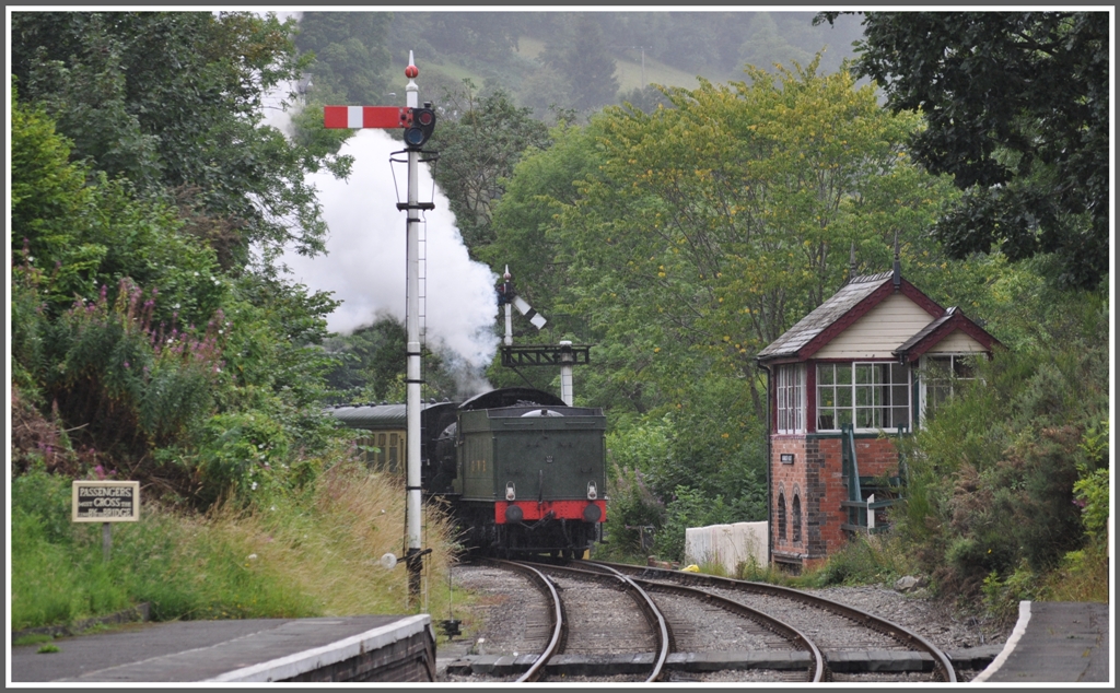 Der Dampfzug mit 3802 aus Carrog erreicht Glyndyfrdwy. (16.08.2011)