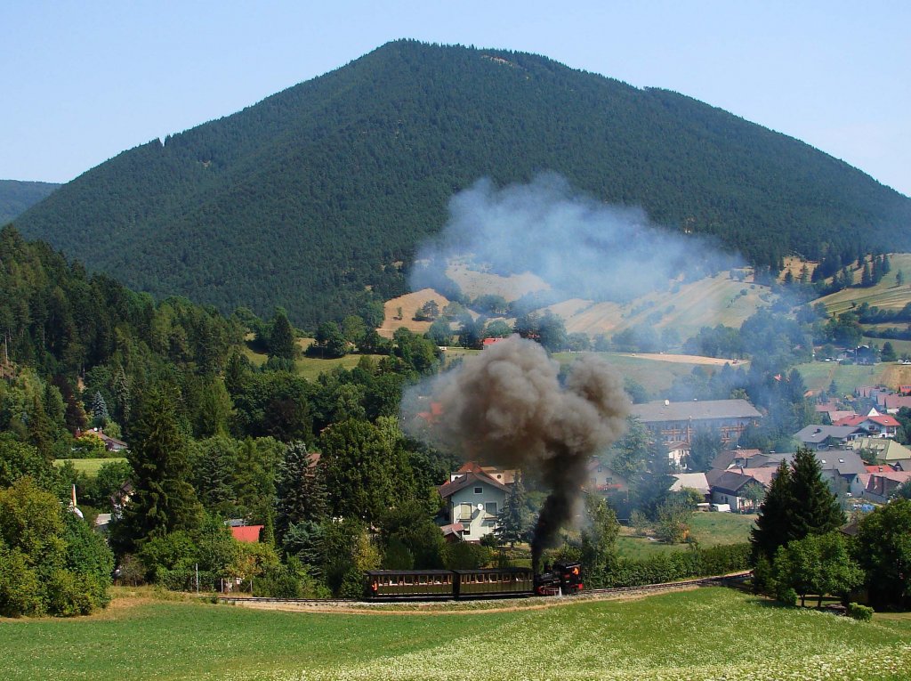 Der Dampfzug mit 999.05  Puchberg  verlsst den Bahnhof Puchberg am Schneeberg
04.08.2013.