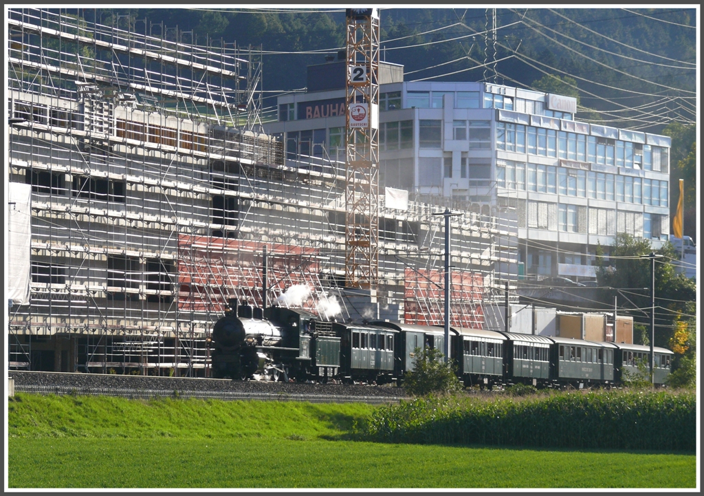 Der Dampfzug mit G 4/5 107 passiert auf der Rckfahrt von Sumvitg-Cumpadials die Grossbaustelle in Chur West. (03.10.2010 17.20Uhr)
