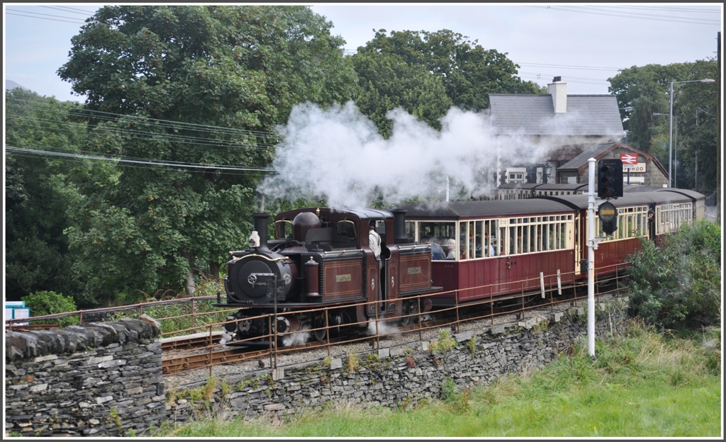 Der Dampfzug mit Lok 10  Merddin Emrys  verlsst die Station Minffordd. (04.09.2012)